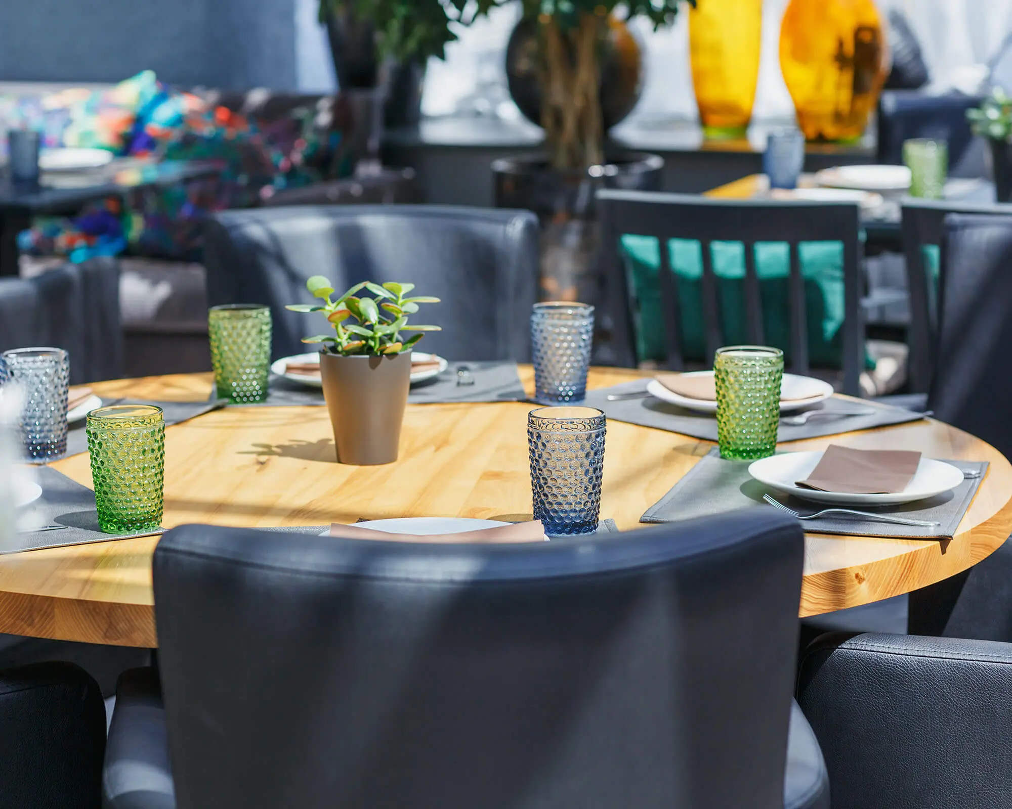 table-arrangement-in-restaurant-event-design